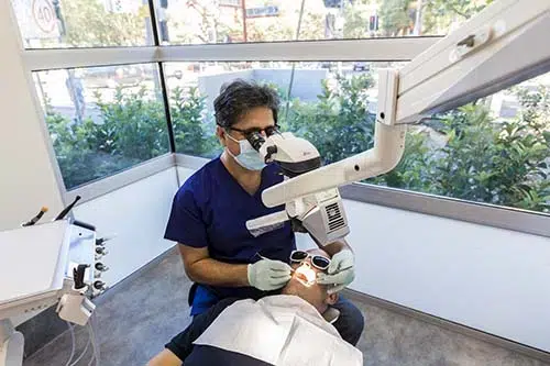 dental-specalist-using-magnification